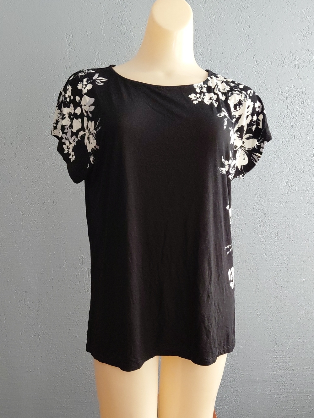 Simply Vera Vera Wang Black Short Sleeve Tee with White Floral Shoulder Print